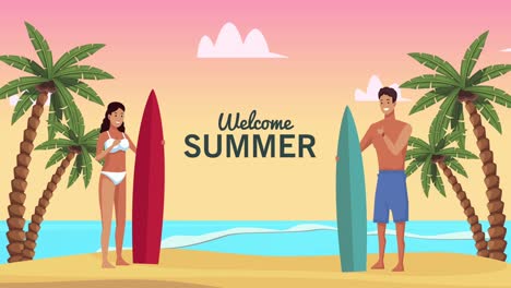 letras de bienvenida de verano con una pareja de surfistas
