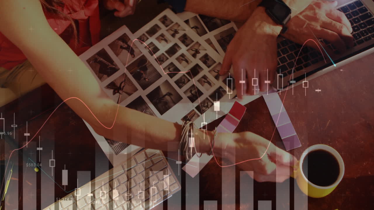 남자 와 여자 가 컴퓨터 를 사용 하고 커피 를 마시면서 사진 을 논의 하고 있다