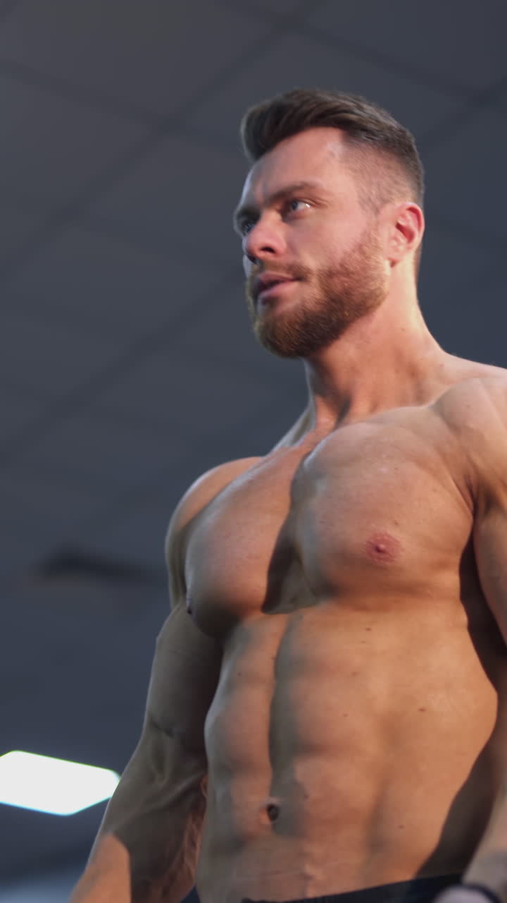 hombre levantando pesas en el gimnasio