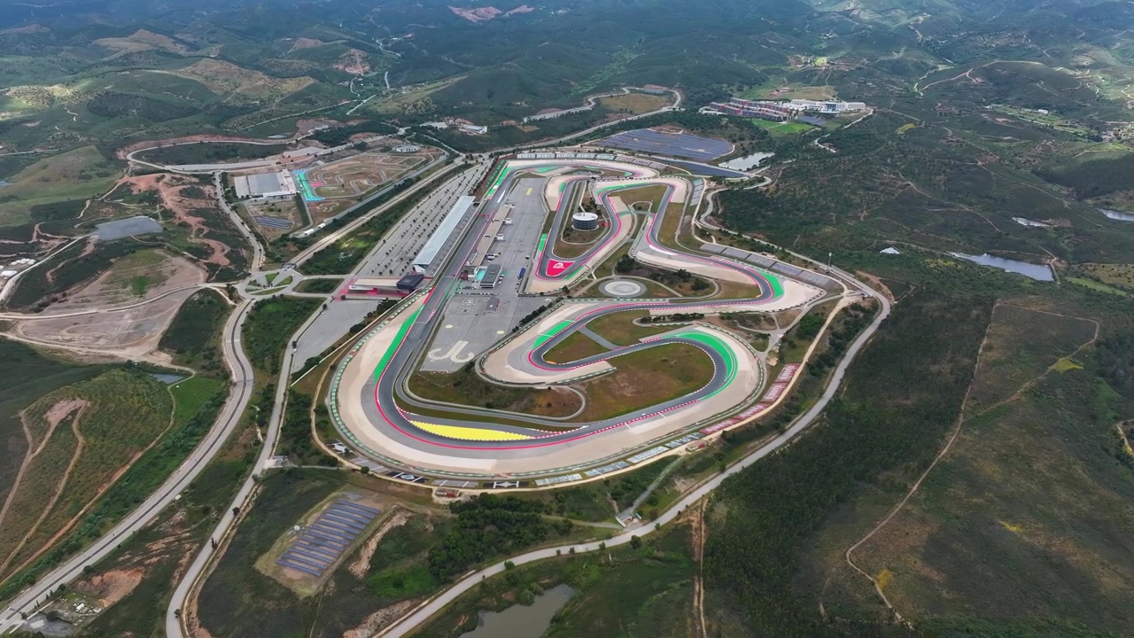 Luftoptagelser af Algarve International Circuit i Portimão. Videoen viser professionelle motorsportsevents på banen, herunder højhastighedsræs og test af køretøjer.