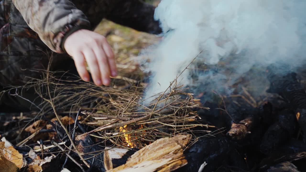зажигание огня в лесу из ветвей