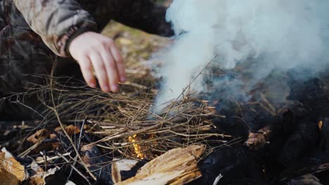 Hacer-Fuego-En-El-Bosque-Con-Ramas.