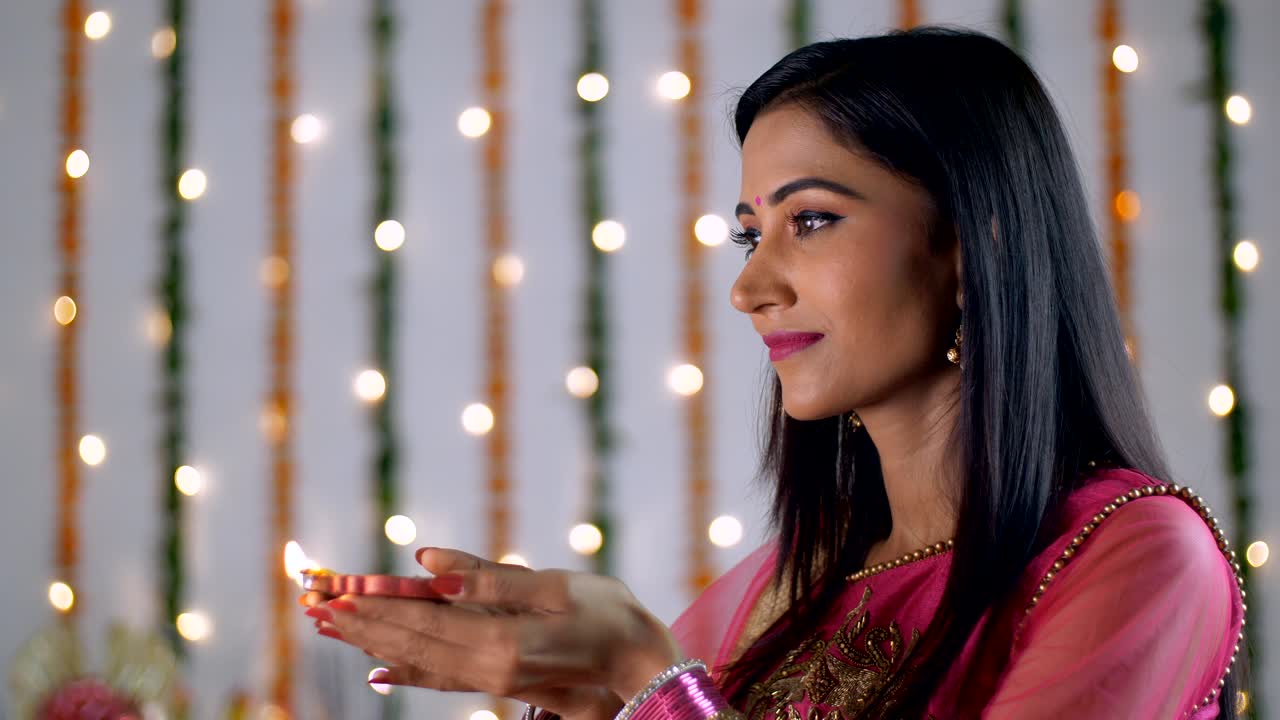 hermosa mujer india con ropa tradicional con una lámpara de aceite encendida - festival de diwali