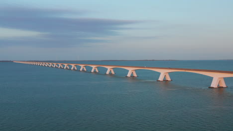 Antenne:-Die-Berühmte-Zeelandbridge-Während-Des-Sonnenuntergangs