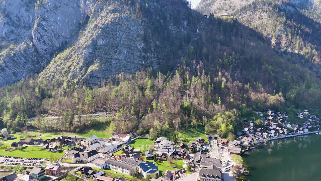 Bella inquadratura con case e fiume Austria, Hallstatt