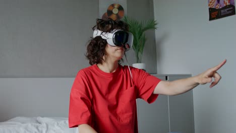 mujer usando auriculares vr en el dormitorio