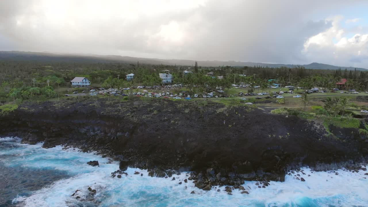 하와이 의 시뷰 근처 에 해가 지면서 블랙 클리프 근처 에 모인 사람 들 과 자동차 들