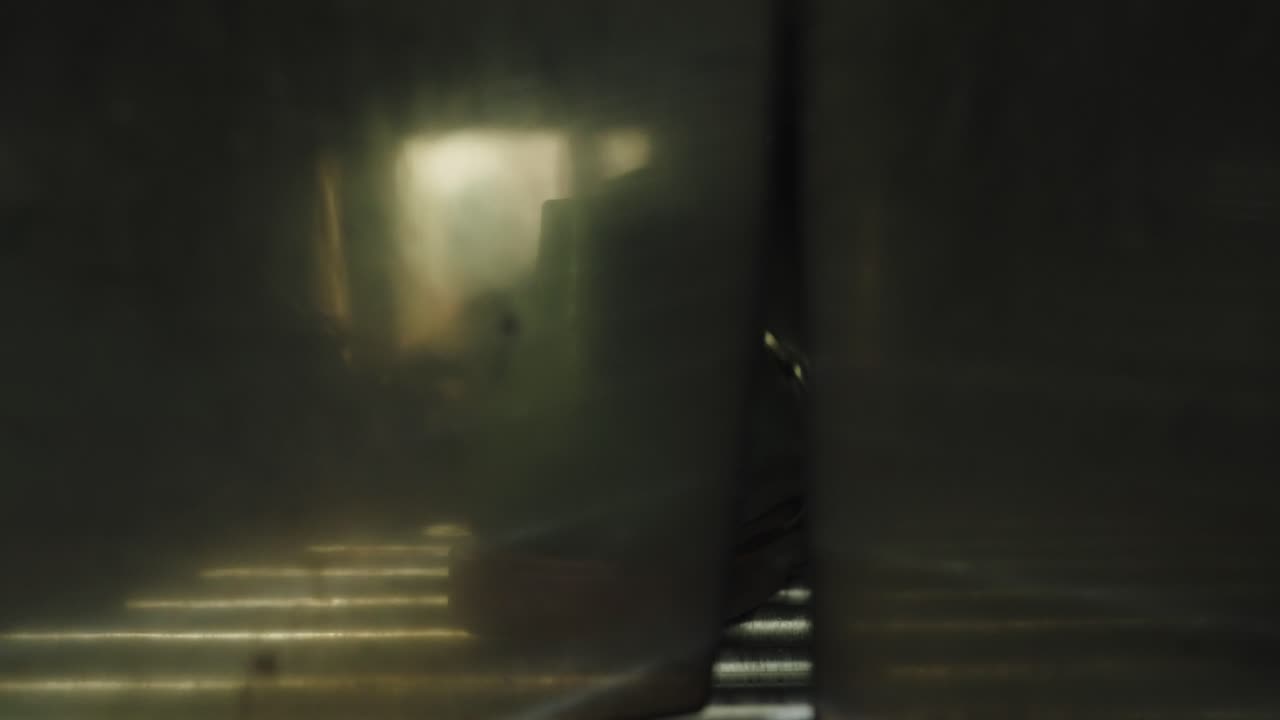 sandalia en fase de enfriamiento después del pegado dentro de la línea de producción