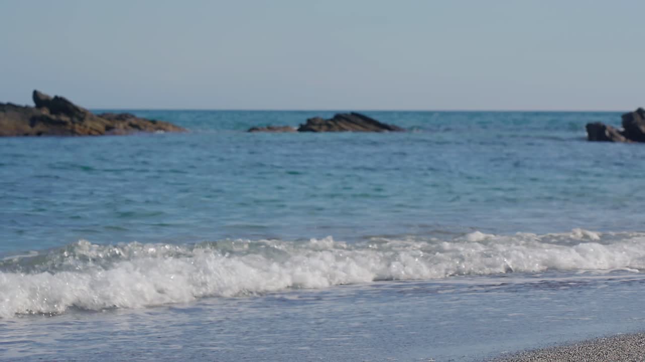Scatto sfocato con messa a fuoco sulle onde della spiaggia