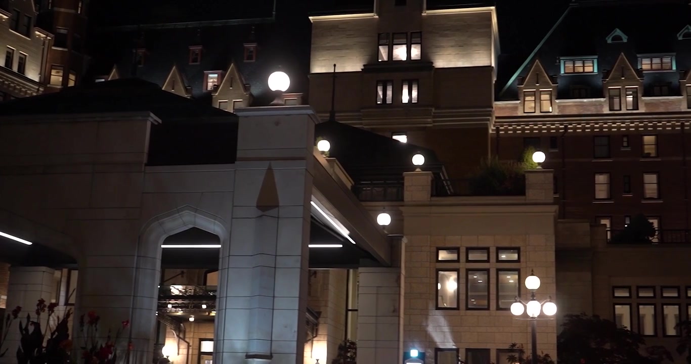 Framsidesvy av historisk hotellarkitektur i Victoria, Kanada.