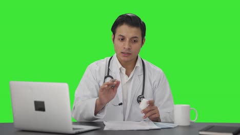 Indischer-Arzt,-Der-Dem-Patienten-Medikamente-Gibt,-Grüner-Bildschirm