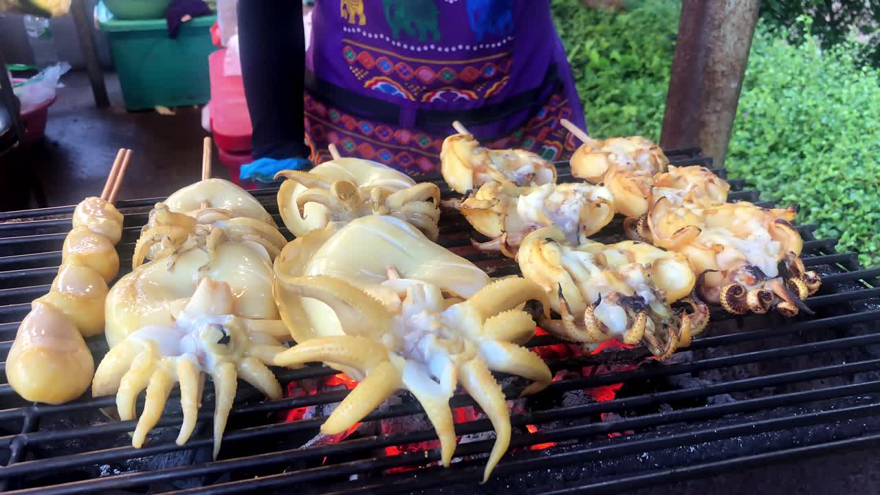 석탄 난로에 신선한 오징어 구이 해산물 구이 태국 길거리 음식
