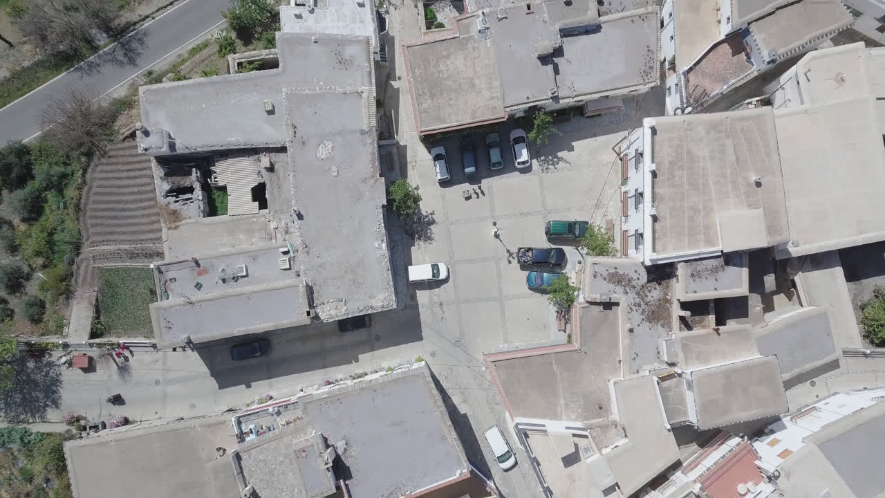 시에라 네바다 산맥 마을 - 4k로 촬영된 드론이 있는 과수원