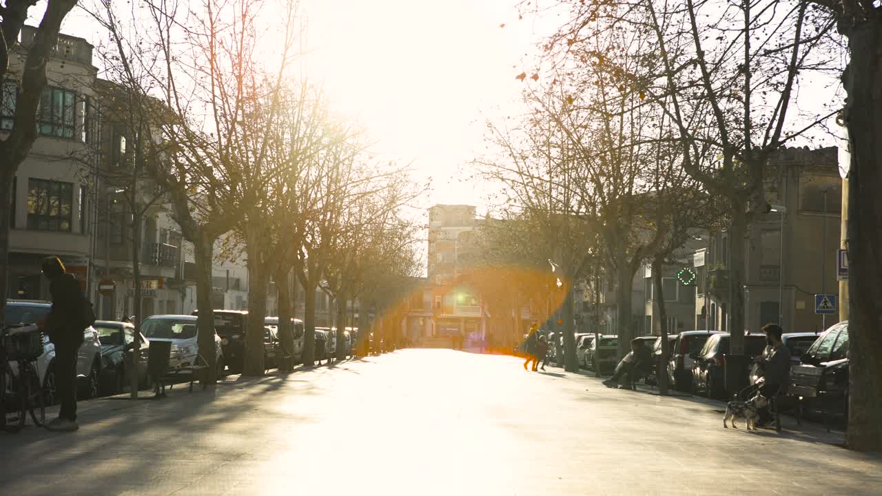 사람 들 과 차 들 이 있는  이 있는 도시 거리 장면