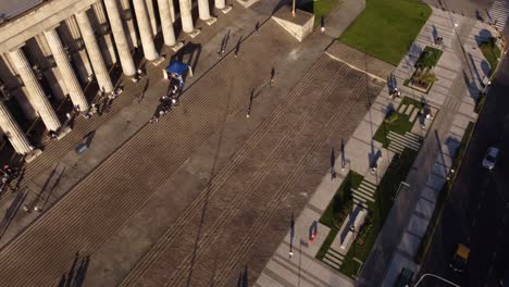 Personas-En-Las-Escaleras-De-La-Facultad-De-Derecho-De-La-Universidad-En-Buenos-Aires,-Argentina