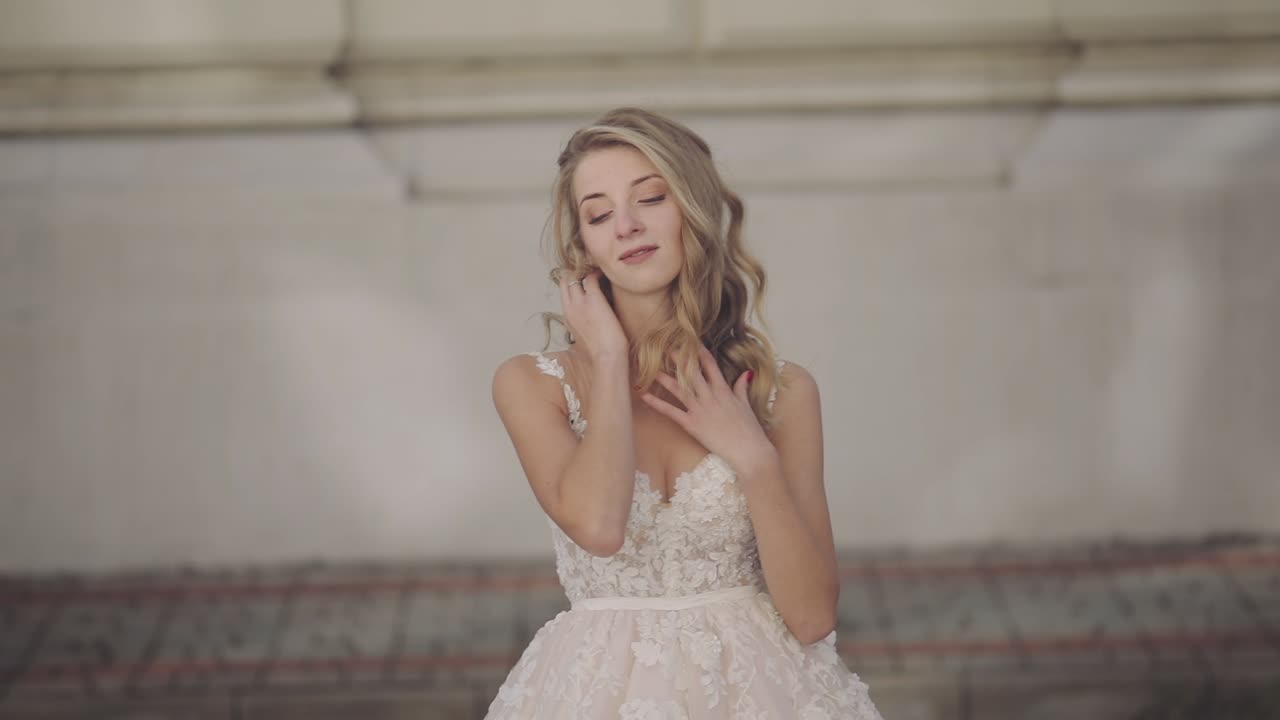 hermosa y encantadora novia. mujer bonita y bien cuidada. cámara lenta