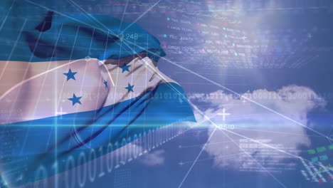 Animación-Del-Procesamiento-De-Datos-Del-Mercado-De-Valores-Sobre-La-Bandera-De-Honduras-Ondeando-Contra-Las-Nubes-En-El-Cielo-Azul