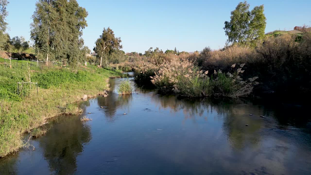 verde latigazo durante el invierno- el río jordan- bautizo yardenit sitio cristiano sagrado- turismo religioso- norte de israel