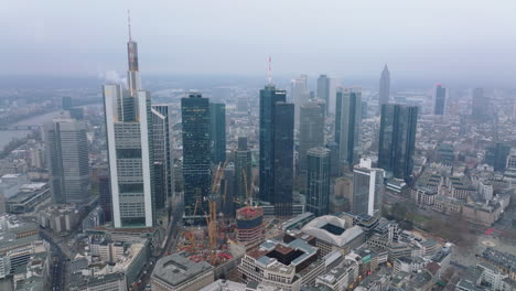 Bau-Eines-Neuen-Wolkenkratzers.-Baustelle-Mit-Turmdrehkranen-In-Der-Nähe-Einer-Gruppe-Von-Bürohochhäusern.-Frankfurt-Am-Main,-Deutschland