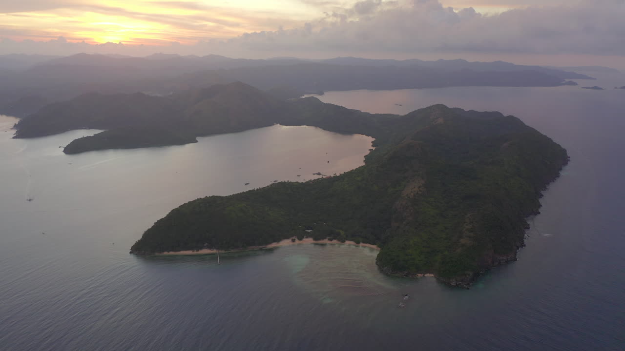 puesta de sol colorida desde un dron sobre islas tropicales en filipinas a la hora dorada-3