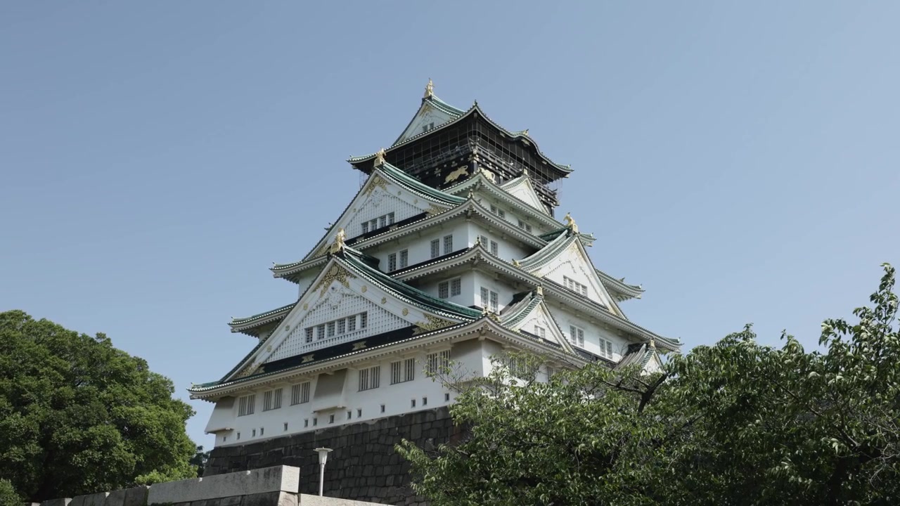 Yaz gününde, kimsenin olmadığı Osaka Kalesi