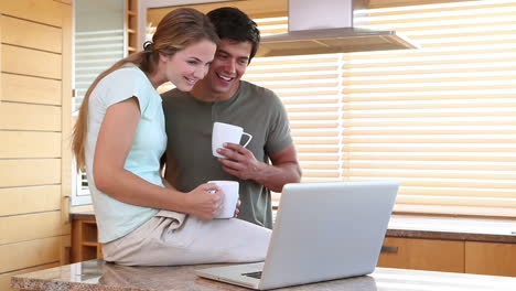 pareja usando una computadora portátil