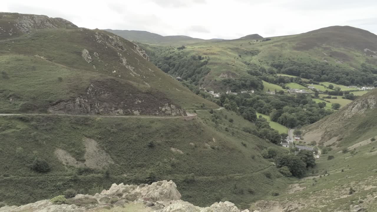 capelulo penmaenmawr montaña galesa valle costero antena vista de seguimiento izquierda norte de gales