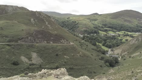 capelulo penmaenmawr 威尔士山脉沿海山谷空中左跟踪视图北威尔士