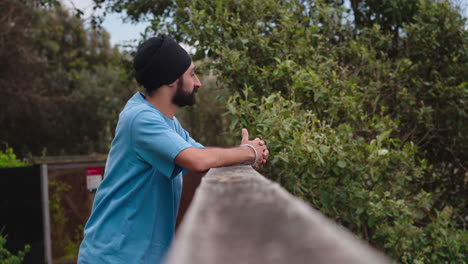 un sikhi punjabi barbudo que busca relajarse en un fondo de naturaleza ventosa