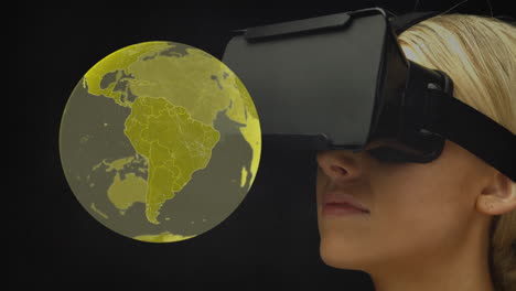 globo amarillo digital y mujer usando auriculares de realidad virtual
