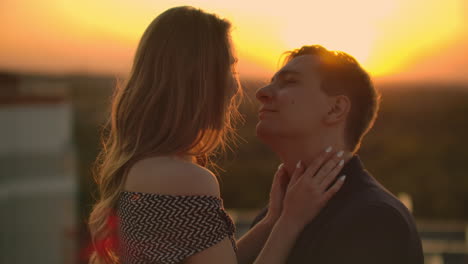 una cita romántica en el techo. una pareja enamorada saliendo en el tejado al atardecer.