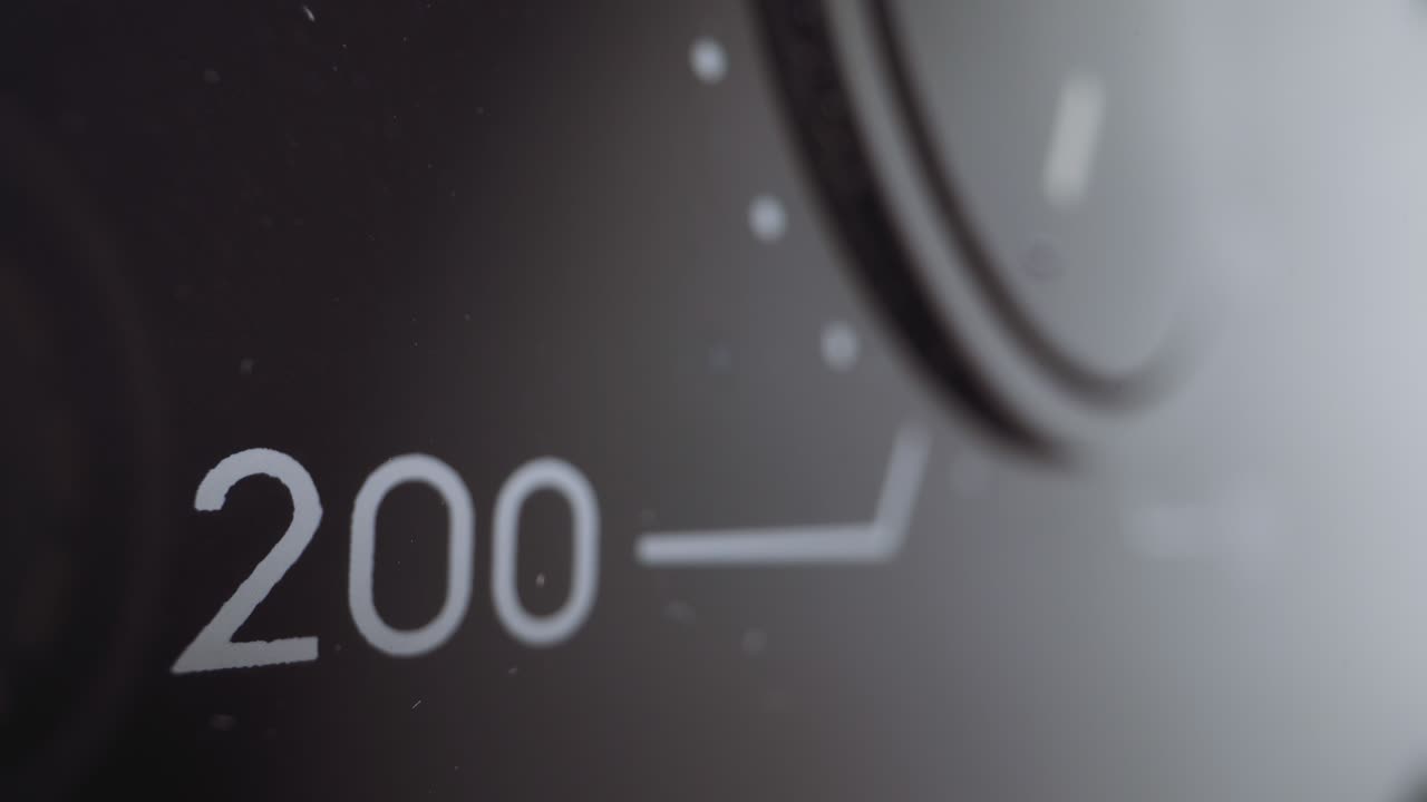 젊은 여성 은 오븐 을 위한 최적 의 온도 를 선택 하는 레버 를 돌린다