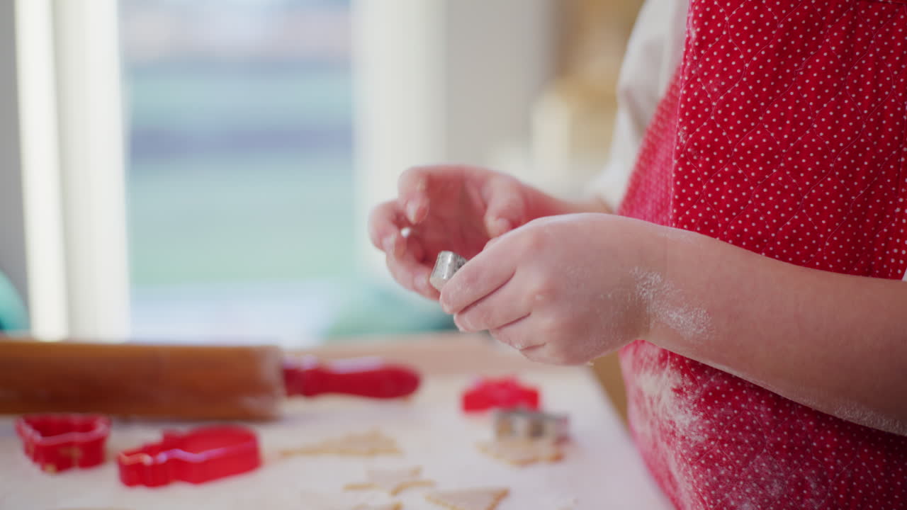 cerca de cortar las formas de pan de jengibre en la masa
