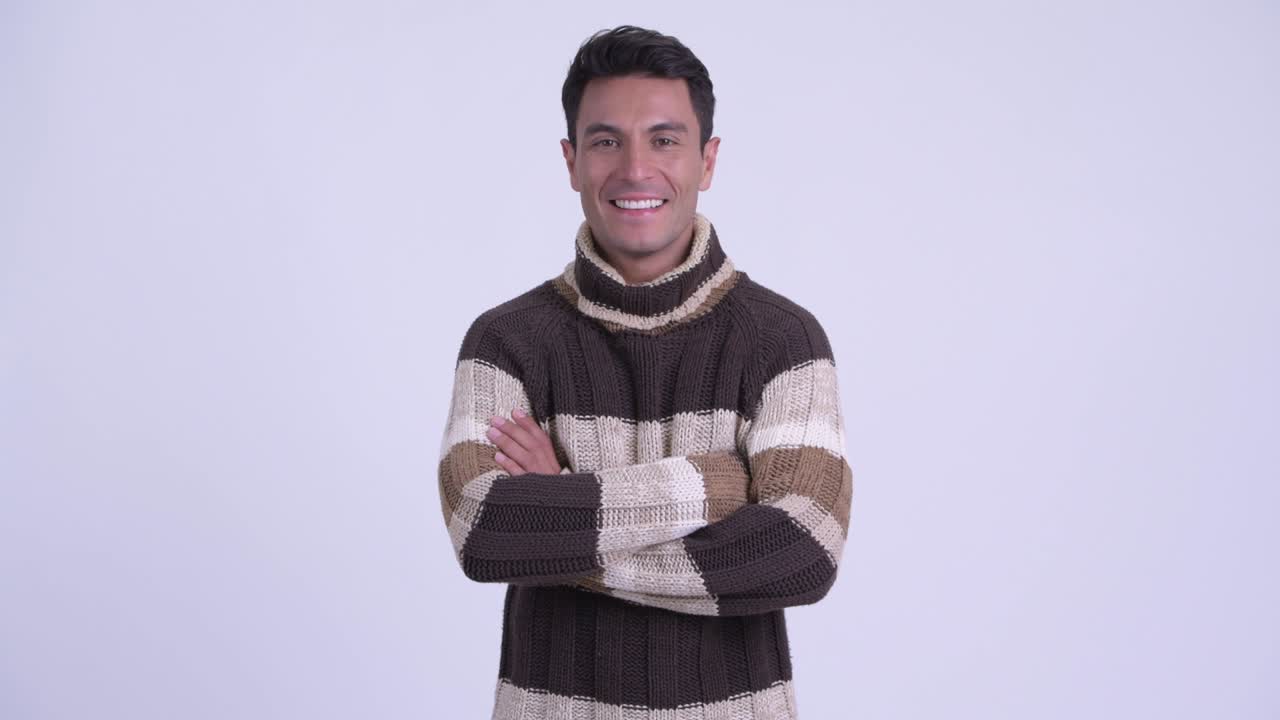 젊은 잘생긴 히스패닉 남자가 겨울을 준비하고 있습니다.