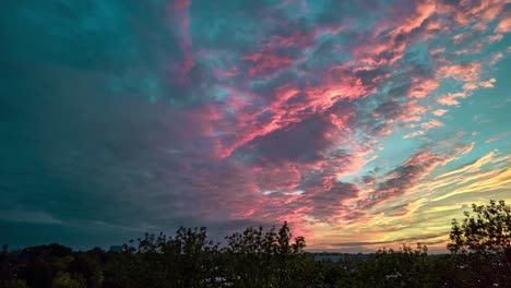 Majestätischer-Bunter-Zeitraffer-Des-Sonnenuntergangs-Der-Baumwipfelskyline