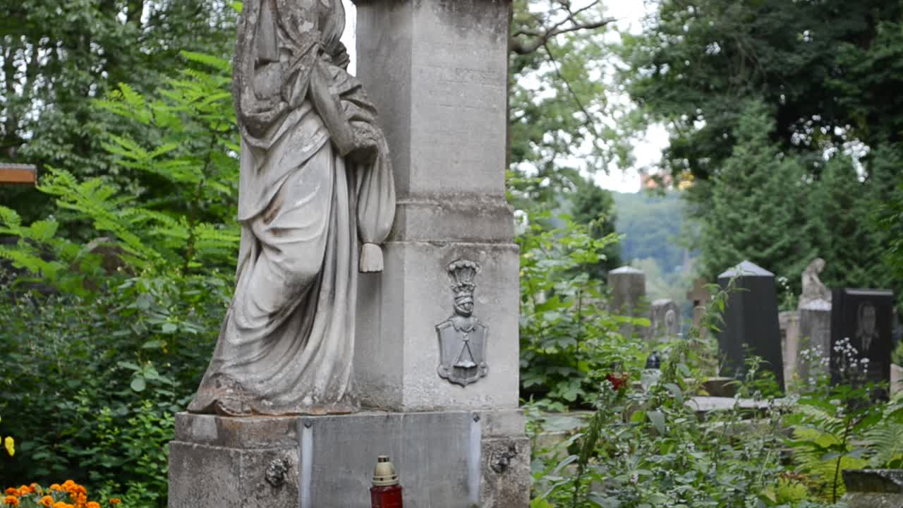 Lapidi in un cimitero. Leopoli, Ucraina. Cimitero di Lychakiv, il complesso storico e commemorativo (dal 1991) a Leopoli nel quartiere storico di Lychakiv, uno dei cimiteri più antichi dell'Ucraina.