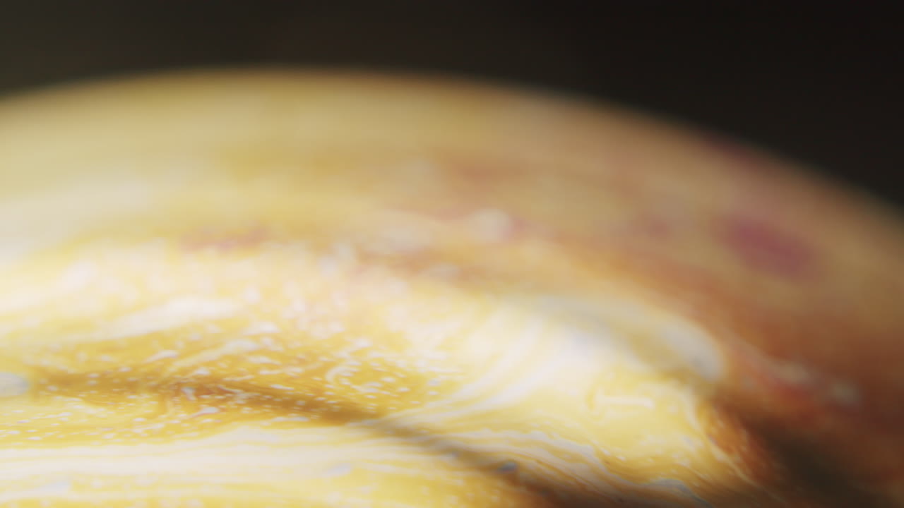 líquido multicolor moviéndose en un pequeño globo y formando diferentes formas y formas