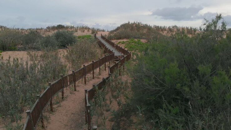 Walkway to Matadouro Beach with inaccessible from main entrance