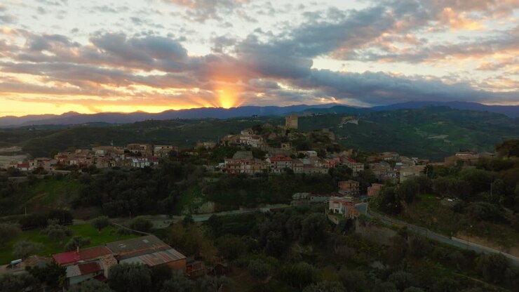Antico borgo di Condojanni in Calabria al tramonto, vista aerea