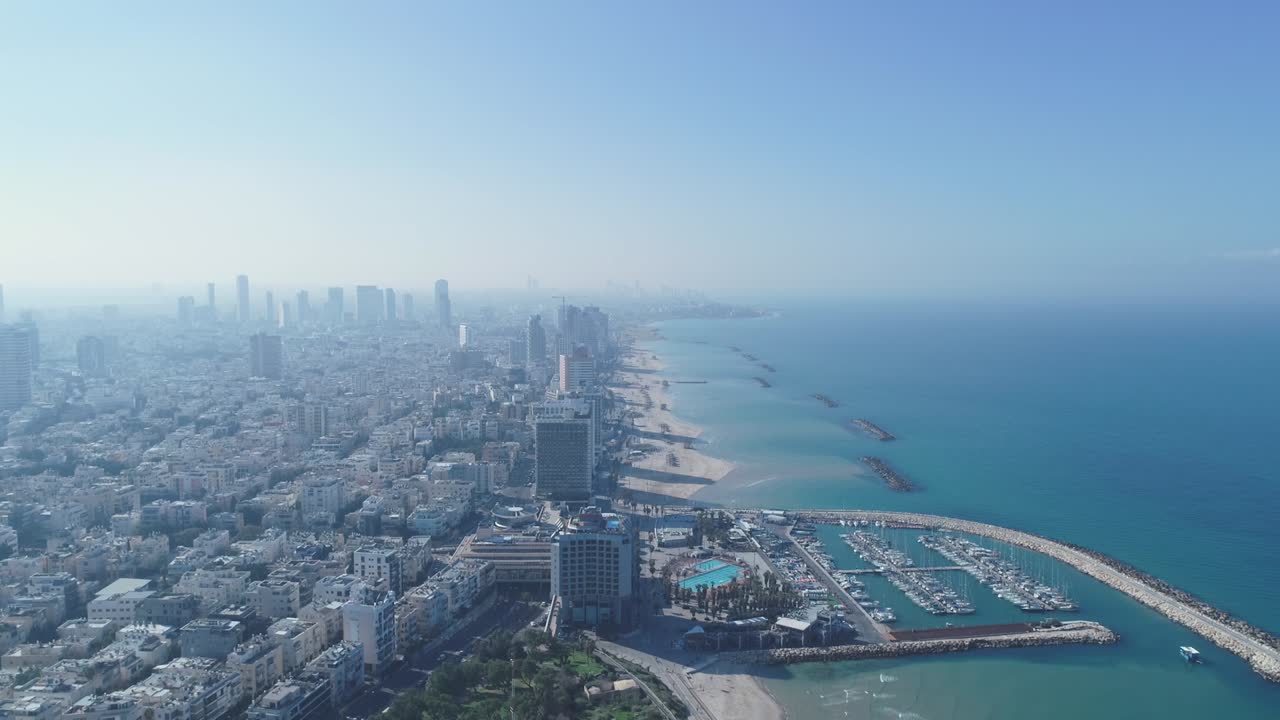 el horizonte de israel desde un avión no tripulado. vista aérea panorámica sobre la costa de tel aviv ciudad moderna y de negocios con hoteles, costa y playa. horizonte de oriente medio