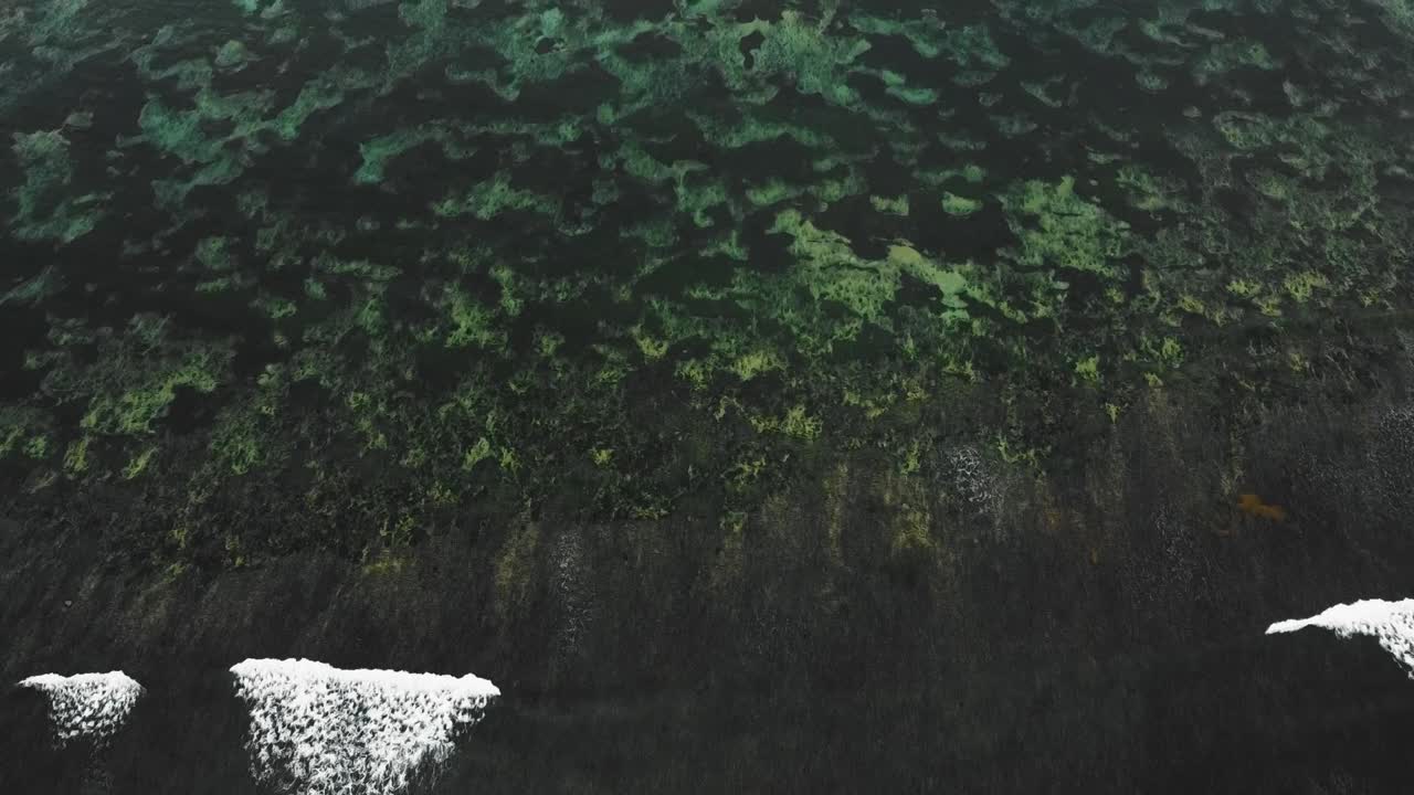 아름다운 영화 같은 사누르 해변, 흥미로운 풍경이 있는 발리 드론 영상, 낚시 보트 및 잔잔한 날씨