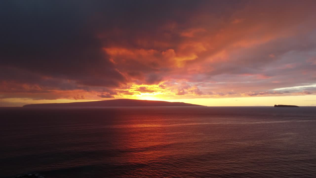 impresionante vista aérea capturando el cráter molokini y la sagrada isla hawaiana de kaho'olawe frente a la costa de maui en hawai