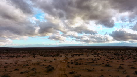 Charcos-En-El-Desierto-De-Mojave-Después-De-Una-Lluvia-De-Truenos-Rara---Sobrevuelo-Aéreo