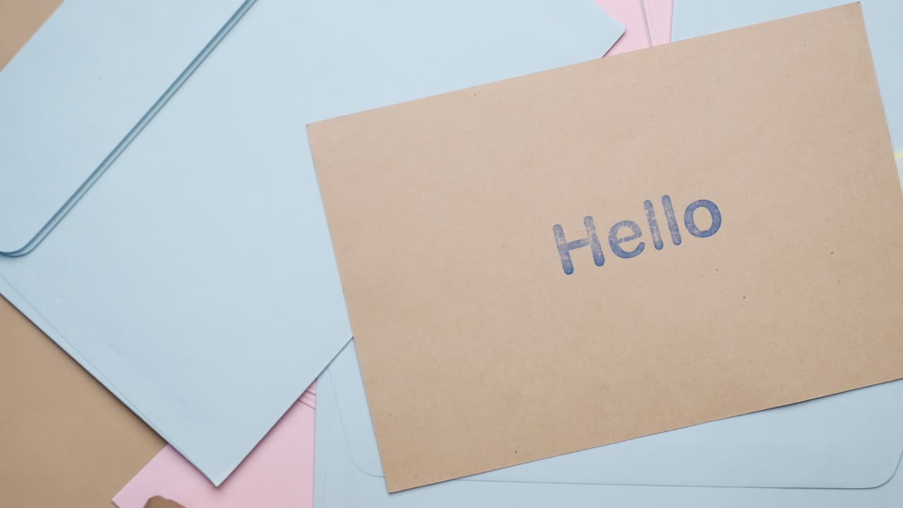 близкое изображение приветственного текста в синем на конверте