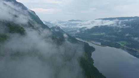 Montañas-Nubladas-Con-Disparo-De-Drone-Fiordo