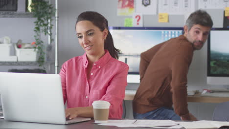 Geschäftsmann-Und-Geschäftsfrau-Im-Kreativbüro-Arbeiten-Gemeinsam-Am-Schreibtisch-Am-Laptop