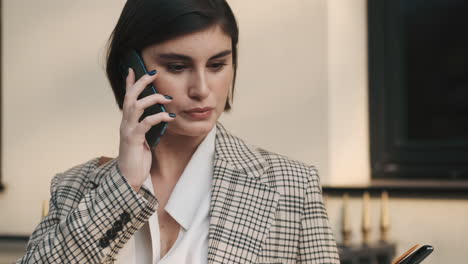 Mujer-Elegante-Haciendo-Una-Llamada-De-Negocios-Al-Aire-Libre.