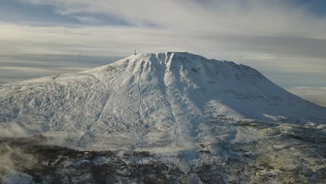 Imágenes-De-Drones-Panorámicos-Del-Monte-Gaustatoppen-Al-Amanecer