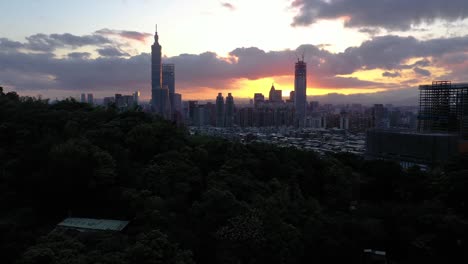 台北大都會的空中景觀和101塔的 siluet 在台灣的黃金時間