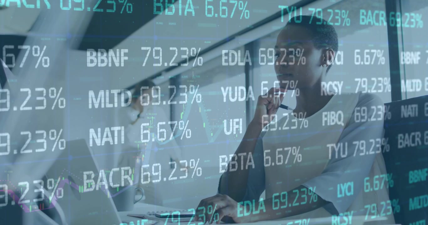 Animation de traitement de données financières superposée à une femme afro-américaine pensive utilisant un ordinateur portable au bureau